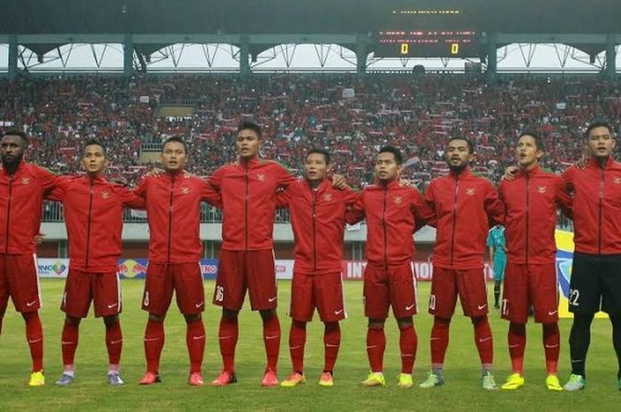 Para pemain timnas Indonesia sebelum laga kontra Vietnam  di Stadion Maguwoharjo, Sleman, Minggu (9/10/2016).