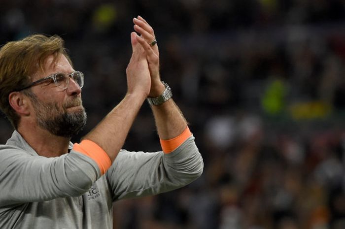   Pelatih Liverpool FC, Juergen Klopp, bertepuk tangan untuk suporter seusai laga leg kedua semifinal Liga Champions kontra AS Roma di Stadion Olimpico, Roma, Italia pada 2 Mei 2018.   