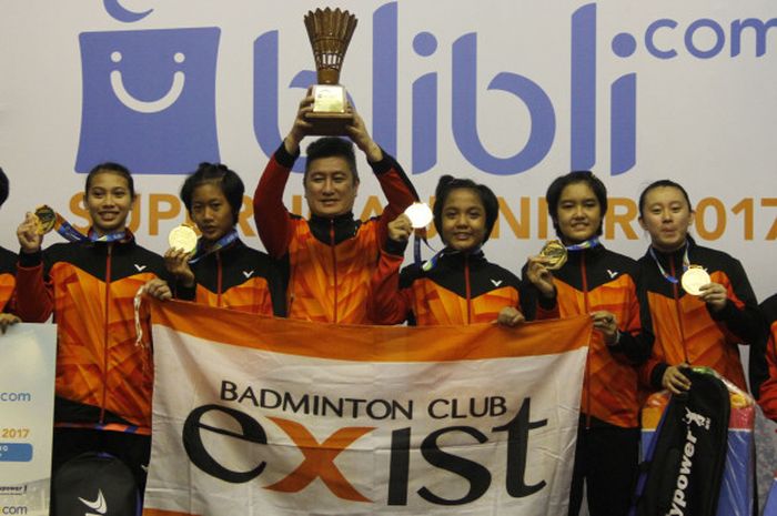 Para pemain tim putri U-17 Exist Badminton Club melakukan selebrasi keberhasilan mereka dalam menjuarai Blibli.com Superliga Junior 2017, di GOR Djarum, Magelang, Jawa Tengah, Sabtu (9/12/2017).