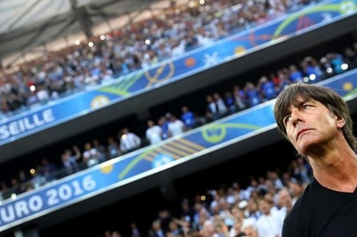 Pelatih Jerman, Joachim Loew, mendampingi anak asuhnya dalam pertandingan semifinal Piala Eropa kontra Prancis di Stade Velodrome, Marseille, Prancis, 7 Juli 2016.