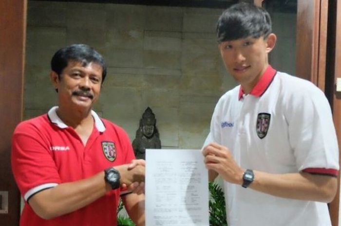 Bek asal Korea Selatan (Korsel), Ahn Byung Keon, bersama pelatih Indra Sjafri (kiri) setelah resmi dikontrak Bali United pada Selasa (3/5/2016). 