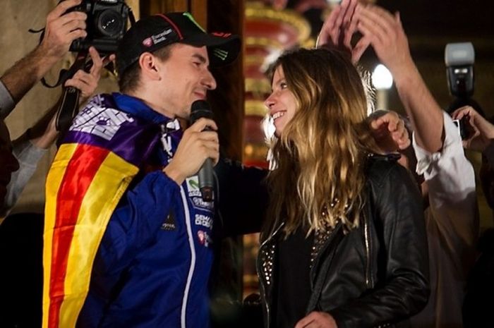 Pebalap Movistar Yamaha asal Spanyol, Jorge Lorenzo (kiri), melihat sang kekasih, Nuria Tomas, dalam perayaan gelar juara dunia MotoGP ketiganya di Palme de Palma de Mallorca, 12 November 2015.