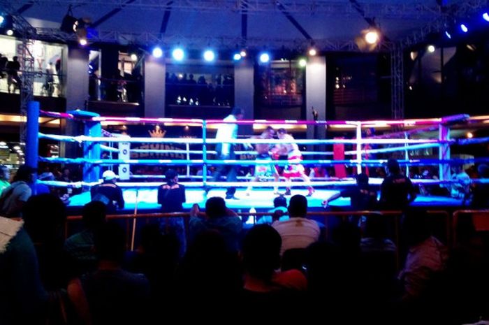 Suasana pertarungan antara Hisar Mawan dengan Frengki Rohi dalam ajang tinju bertajuk Mahkota Boxing Super Series 2018 di Cilandak Town Square, Jakarta Selatan, Sabtu (10/3/2018).