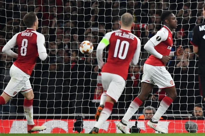 Selebrasi striker Arsenal, Danny Welbeck (kedua dari kanan), seusai berhasil mengeksekusi tendangan penalti ke gawang AC Milan dalam laga leg 2 babak 16 besar Liga Europa di Stadion Emirates, London, Inggris, pada Kamis (15/3/2018).