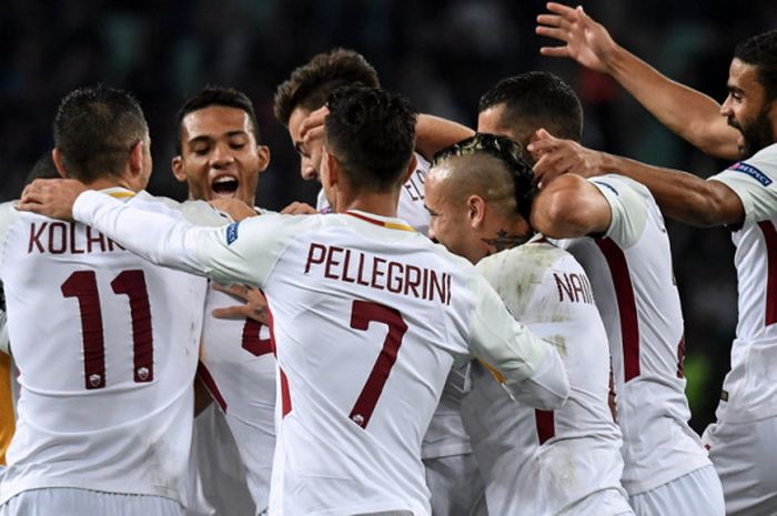 Para pemain AS Roma merayakan gol yang berhasil dicetak Kostas Manolas ke gawang Qarabag dalam pertandingan Grup C Liga Champions 2017-2018 di Stadion Baki Olimpiya, Rabu (27/9/2017).