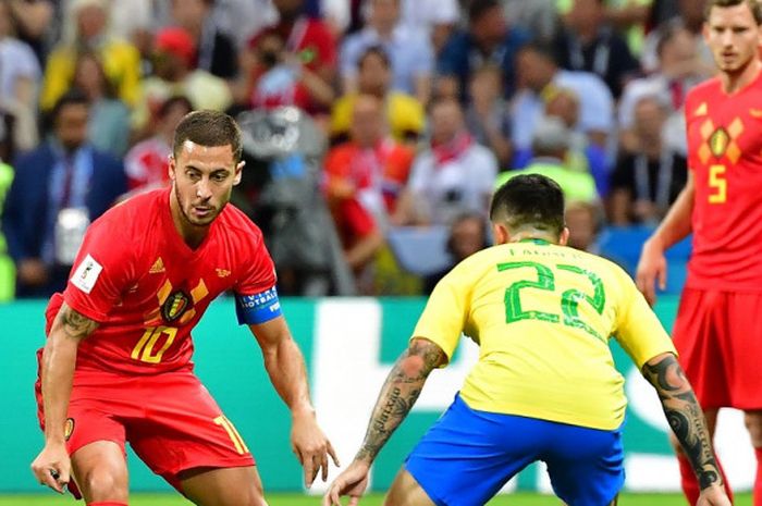 Gelandang Belgia, Eden Hazard, mencoba melewati bek Brasil, Fagner, dalam duel babak perempat final Piala Dunia 2018, 6 Juli 2018 di Kazan Arena.