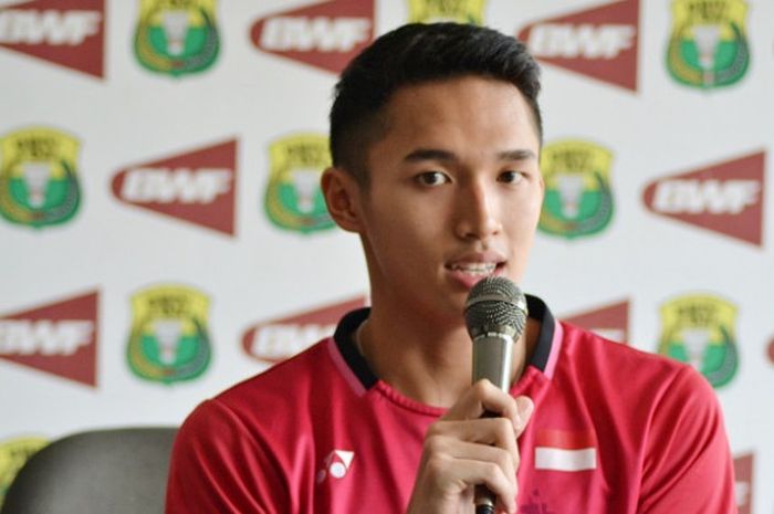 Pebulu tangkis tunggal putra Indonesia, Jonatan Christie, berbicara pada konferensi pers jelang SEA Games di hall pelatnas, Cipayung, Jakarta, Senin (14/8/2017).