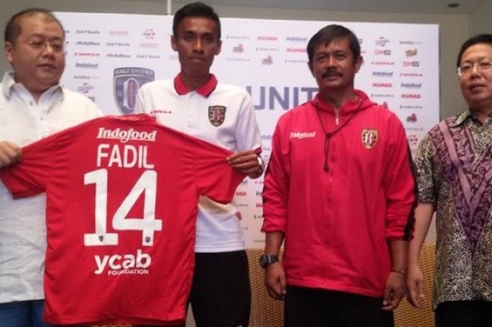 Kapten Bali United, Fadil Sausu memegang jersey klubnya dengan CEO Yabes Tanuri dan disaksikan pelatih Indra Sjafri serta pemilik klub Pieter Tanuri usai tanda tangan kontrak baru di Legian, Bali, Jumat (19/2/2016). 