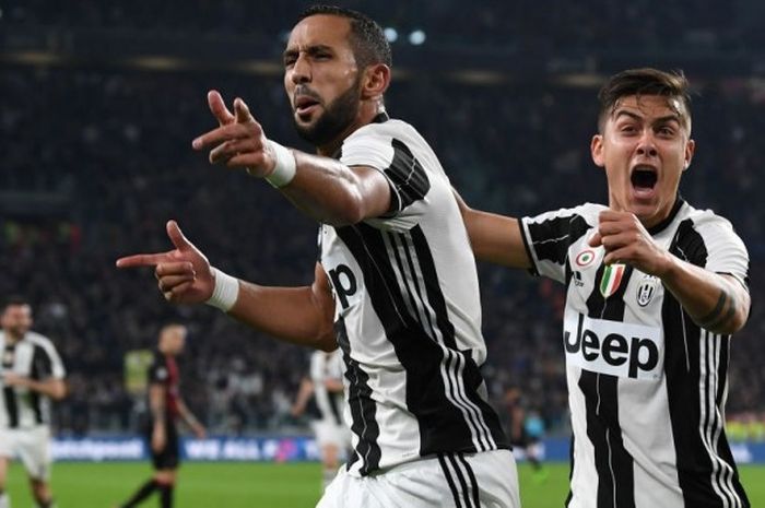 Bek Juventus, Mehdi Benatia (kiri), merayakan gol pertama timnya yang ia cetak ke gawang AC Milan bersama Paulo Dybala pada lanjutan Serie A 2016-2017 di Juventus Stadium, Turin, Italia, pada Jumat (10/3/2017).