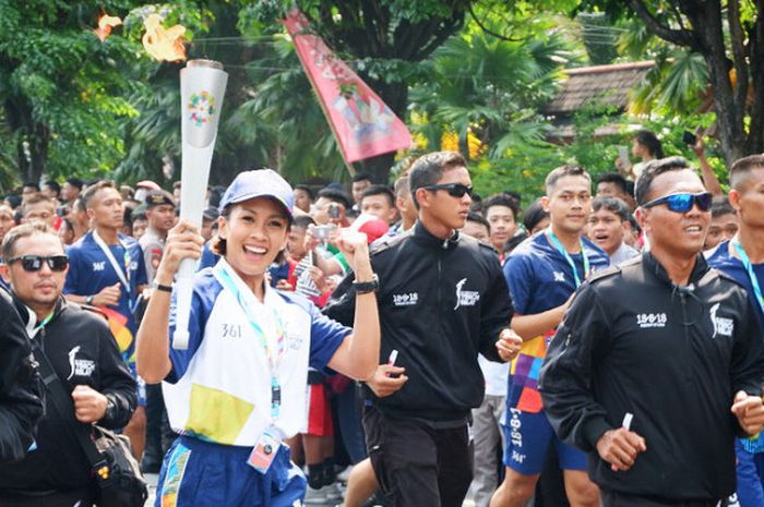 Melanie Putria dalam acara torch relay Asian Games 2018