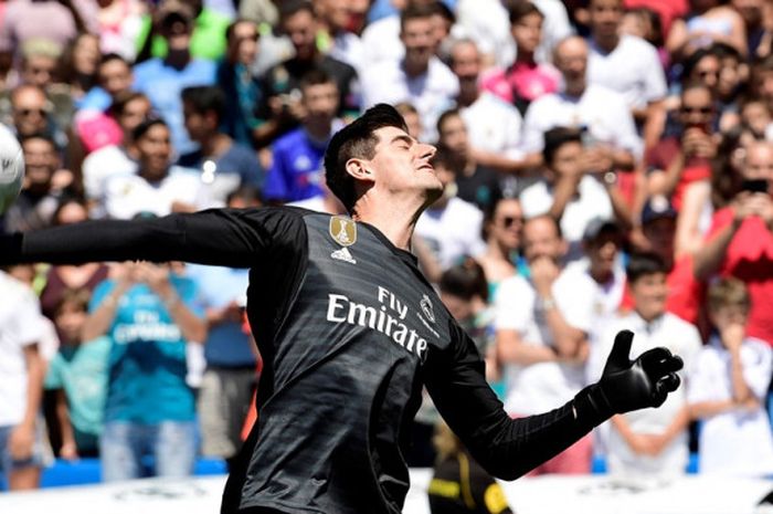 Thibaut Courtois melempar bola ke arah suporter saat diperkenalkan sebagai pemain baru Real Madrid di Stadion Santiago Bernabeu, Madrid, Spanyol pada 9 Agustus 2018.