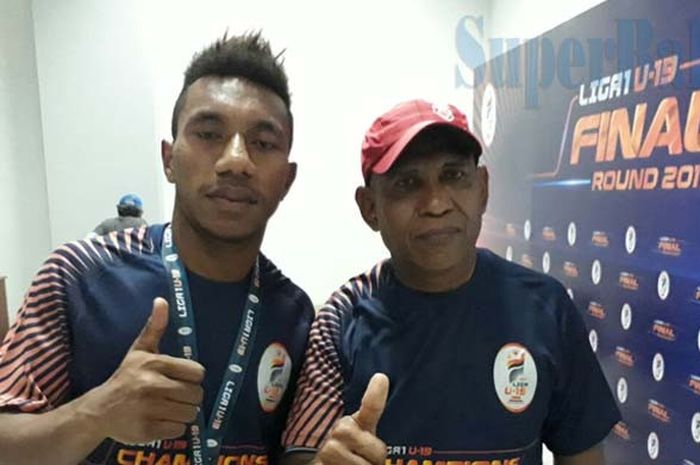 Pelatih Persipura Jayapura U-19 Abdul Manaf bersama pemainnya usai menjuarai Liga 1 U-19 di Stadion Wibawa Mukti, Selasa (7/11/2017)