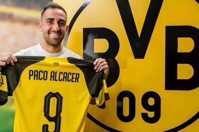 Striker Borussia Dortmund, Paco Alcacer, memamerkan seragam saat resmi bergabung sebagai pemain baru.