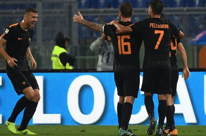Penyerang AS Roma, Edin Dzeko, melakukan selebrasi setelah mencetak gol ke gawang Hellas Verona di pertandingan lanjutan Liga Italia di Stadion Olimpico, Sabtu (16/9/2017) waktu setempat.