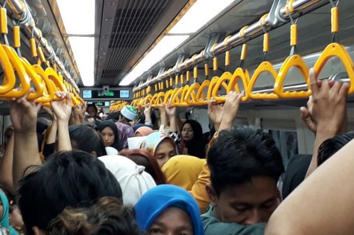 Padatnya LRT jurusan Bandara-Jakabaring Palembang pada Jumat (31/8/2018) keberangkatan pukul 13.35 WIB dari Stasiun Bumi Sriwijaya.