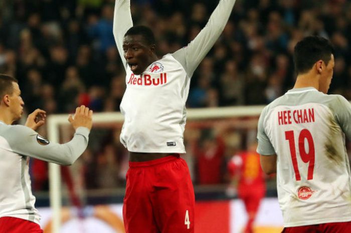 Pemain Red Bull Salzburg, Amadou Haidara, merayakan gol ke gawang Lazio dalam partai Liga Europa di Salzburg, 12 April 2018.