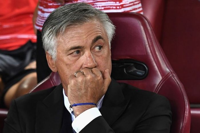 Pelatih Bayern Muenchen, Carlo Ancelotti, mendampingi anak asuhnya dalam pertandingan Grup D Liga Champions kontra Atletico Madrid di Stadion Vicente Calderon, Madrid, Spanyol, 28 September 2016.