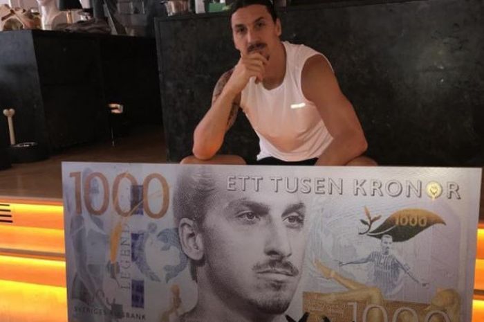 Zlatan Ibrahimovic berfoto dengan lembaran uang 1000 krona yang memiliki gambar wajahnya
