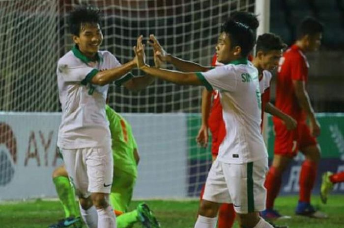 M Iqbal merayakan gol bersama Simanjuntak saat Indonesia mengalahkan Filipina 9-0 pada penyisihan Grup B Piala AFF U-18, Kamis (7/9/2017).