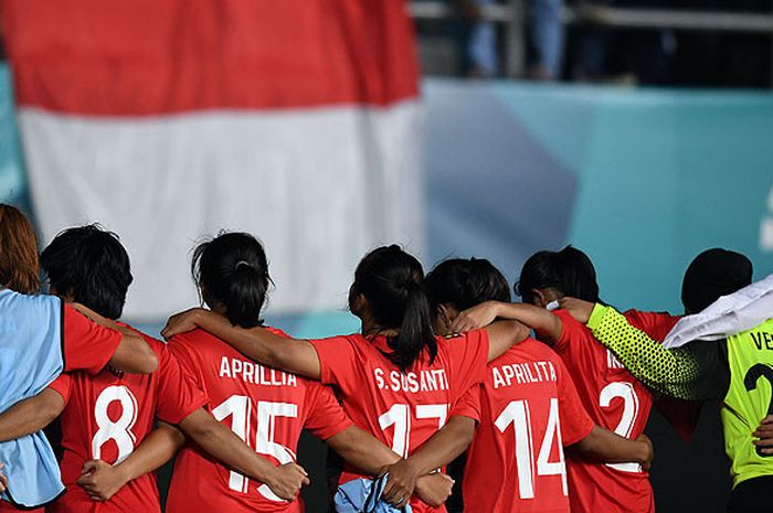 Pesepak bola wanita Indonesia menyapa suporter usai pertandingan melawan Korea pada penyisihan grup A sepak bola wanita Asian Games 2018 di Stadion Gelora Sriwijaya Jakabaring, Palembang, Sumatera Selatan, Selasa (21/8). Korea menang atas Indonesia dengan skor 12-0.