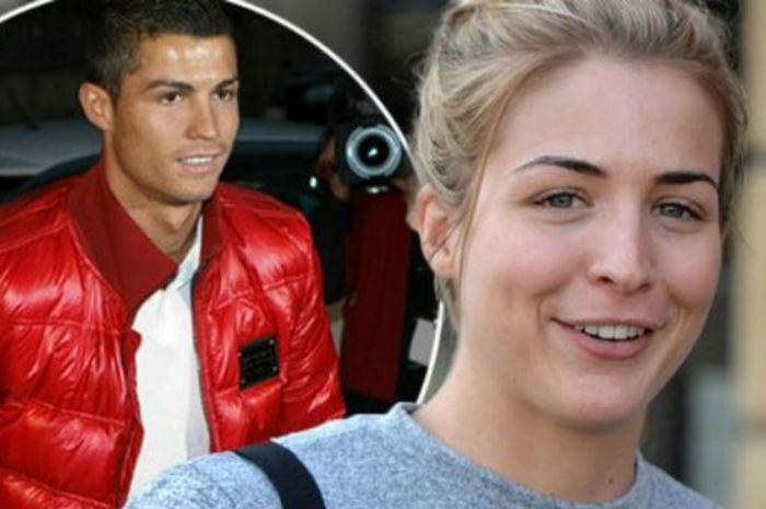 Aktris televisi asal Inggris, Gemma Atkinson, mengenang pengalaman kencan pertamanya dengan pemain R