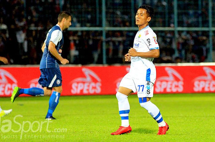 Gelandang Persib Bandung, Ghozali Siregar, saat tampil melawan Arema FC pada laga pekan keempat Liga 1 2018 di Stadion Kanjuruhan Kabupaten Malang, Jawa Timur, Minggu (15/04/2018) malam.