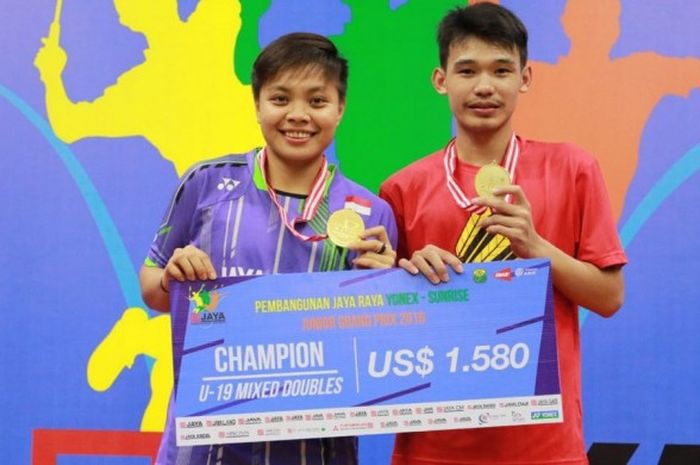 Pasangan ganda campuran junior Indonesia, Rinoc Rivaldy/Apriani Rahayu, berfoto dengan medali emas yang mereka raih setelah memenangi pertandingan babak final turnamen Pembangunan Jaya Raya Junior 2016 di GOR Jaya Raya, Bintaro, Tangerang Selatan, Banten, Minggu (18/9/2016).