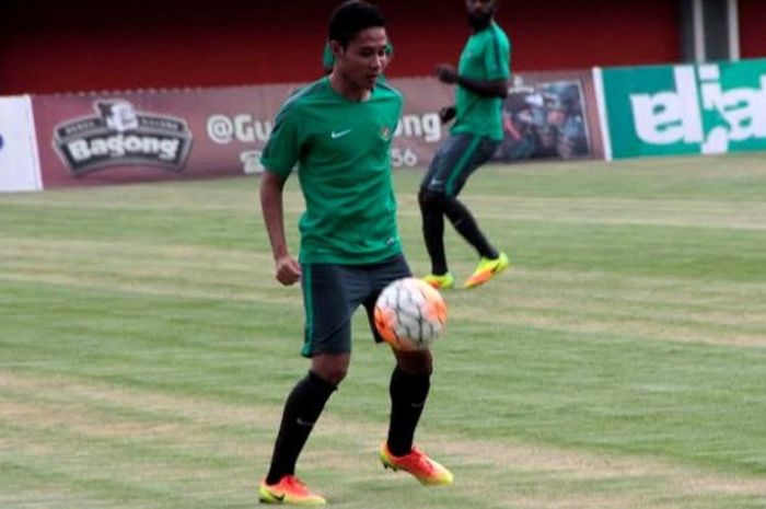 Gelandang Evan Dimas menjalani latihan perdana timnas Indonesia untuk persiapan kontra Vietnam di Stadion Maguwoharjo, Sleman, Kamis (6/10/2016) sore. 