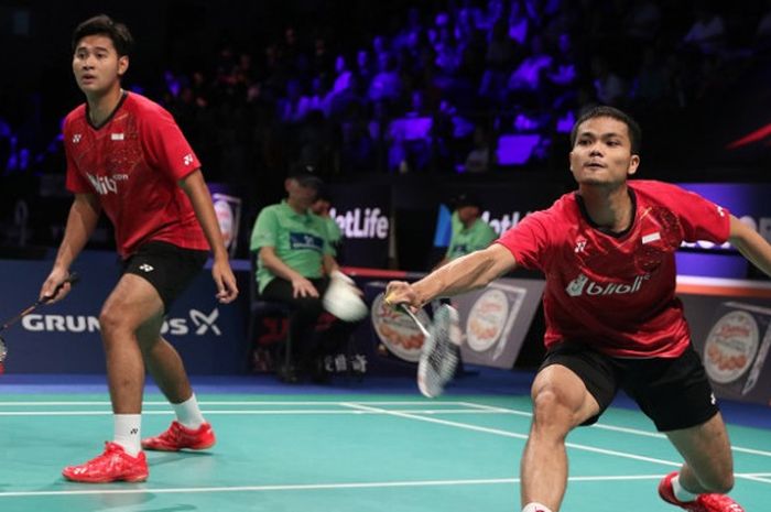  Pasangan ganda putra Indonesia, Angga Pratama/Ricky Karanda Suwardi, mengembalikan kok ke arah Marcus Fernaldi Gideon/Kevin Sanjaya Sukamuljo, pada semifinal Denmark Terbuka 2017 yang berlangsung di Odense Sports Park, Sabtu (21/10/2017). 