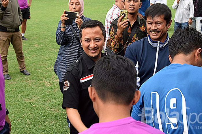 Ustaz Yusuf mansyur (tengah) dan pelatih Indra Sjafri, menyaksikan latihan pemain Sriwijaya FC di Stadion Jakabring Palembang, Selasa (20/2/2018).