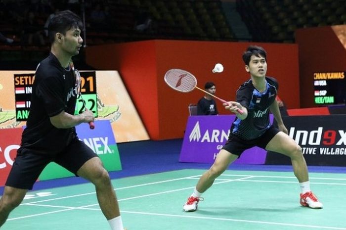 Pasangan ganda putra Indonesia, Berry Angriawan/Hardianto, mengembalikan kok dari pasangan Hendra Setiawan (Indonesia)/Tan Boon Heong (Malaysia) pada babak kedua Thailand Masters yang berlangsung di Nimibutr Stadium, Kamis (9/2/2017).