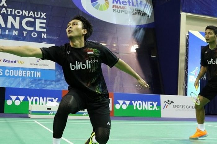 Pasangan ganda putra Indonesia, Mohammad Ahsan/Berry Angriawan, saat menghadapi wakil Malaysia, Yew Sin Ong/Ee Yi Teo pada babak pertama. Ahsan/Berry menang 21-17, 21-17, saat berlaga di  Stade Pierre de Coubertin, Paris, Rabu (26/10/2016).