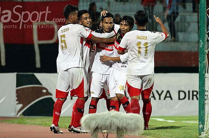 Pemain PS Mojokerto merayakan gol yang dibuat Putra Haris Tuharea saat melawan Persiwa Wamena dalam laga lanjutan babak 16 besar Grup D Liga 2 di Stadion Gelora Delta Sidoarjo Jawa Timur, Kamis (05/10/2017) malam.