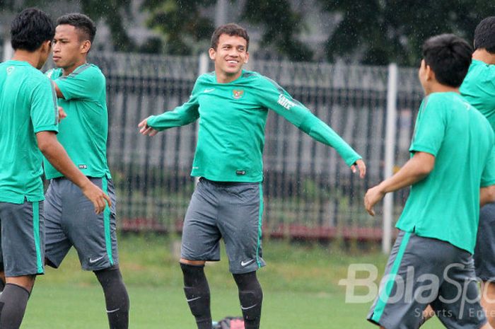    Egy Maulana Vikri sedang melakukan pemanasan bersama rekan-rekannya di Timnas Indonesia U-23   