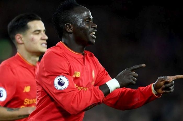 Penyerang Liverpool FC, Sadio Mane (kanan), merayakan gol yang dia cetak ke gawang Arsenal dalam laga Premier League di Stadion Anfield, Liverpool, Inggris, pada 4 Maret 2017.