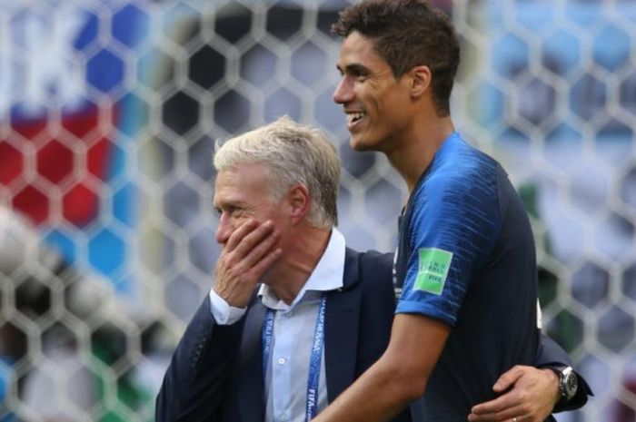 Bek timnas Prancis, Raphael Varane (kanan), bersama pelatih Didier Deschamps setelah memenangi laga babak 16 besar Piala Dunia atas Argentina di Kazan Arena, 30 Juni 2018.