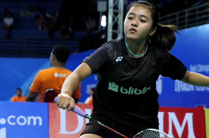 Pebulu tangkis tunggal putri Indonesia, Asty Dwi Widyaningrum, saat menjalani pertandingan melawan Han Yue (China) pada babak ketiga kategori perorangan Kejuaraan Dunia Junior di GOR Among Rogo, Yogyakarta, Selasa (17/10/2017).