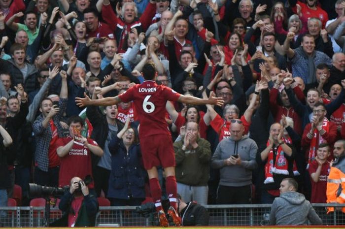 Bek Liverpool, Dejan Lovren, merayakan gol ke gawang Brighton and Hove Albion pada laga Liga Inggris di Stadion Anfield, Liverpool, Minggu (13/5/2018).  