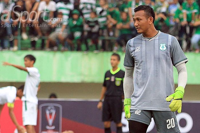 Kiper PSMS Medan, Abdul Rohim, saat tampil melawan Persebaya Surabaya pada babak 8 besar Piala Presi