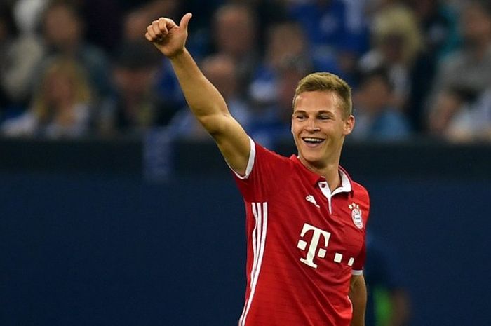 Joshua Kimmich merayakn gol keduanya antara Schalke 04 dan Bayern Muenchen di Gelsenkirchen, Jerman, 9 September 2016. 
