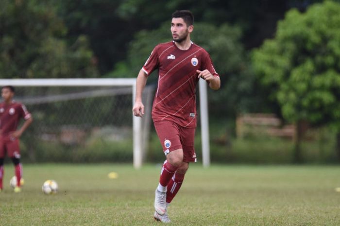 Pemain anyar Persija Jakarta, Jakhongir Abdumuminov dalam latihan di Lapangan PSAU, Halim Perdanakusuma, Jakarta Timur, Selasa (15/1/2019).