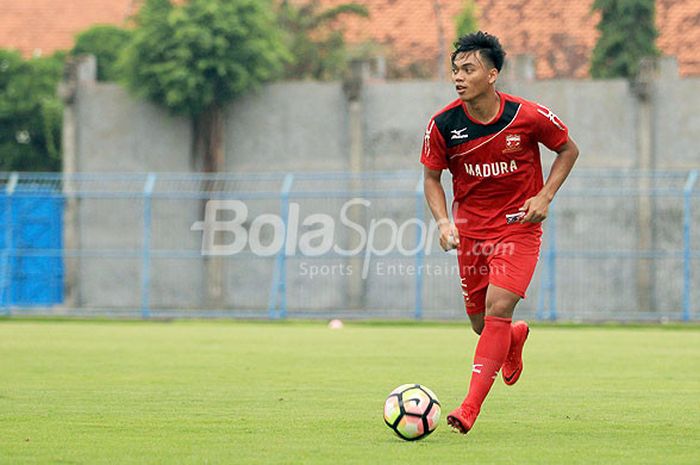 Bek Madura United, Alfath Fathier, saat mengikuti latihan perdana di Stadion Gelora Bangkalan, Jawa Timur, Minggu (17/12/2107) sore, pasca berakhirnya kompetisi Liga 1.