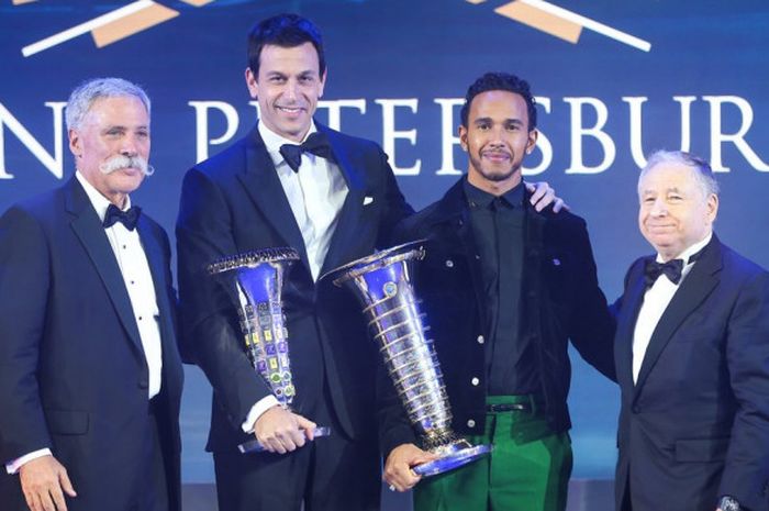 Toto Wolff dan Lewis Hamilton saat menerima penghargaan dari FIA atas prestasi mereka dalam menjadi juara dunia F1 2018 pada kategori pebalap dan konstruktor.