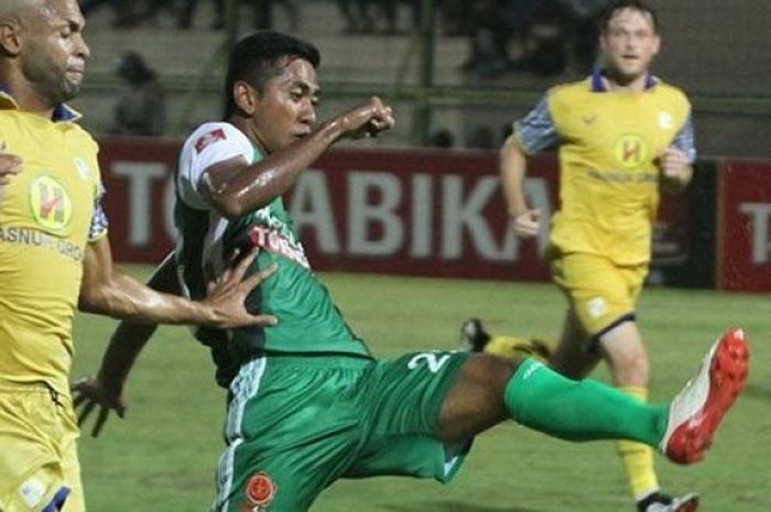 Gelandang Barito Putera, Thiago Amaral (kiri) berusaha merebut bola dari pemain PS TNI, Dwi Cahyono di Stadion 17 Mei, Banjarmasin, Minggu (13/11/2016). 