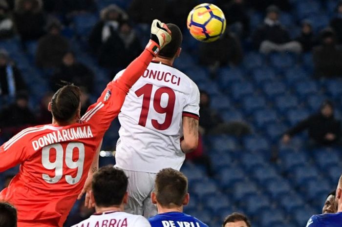 Kiper AC Milan, Gianluigi Donnarumma, menghalau bola dalam laga semifinal Coppa Italia kontra Lazio di Stadion Olimpico, Roma, pada 28 Februari 2018.