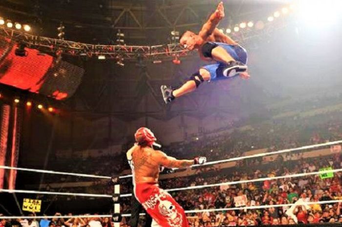 John Cena saat menghadapi Rey Mysterio pada Raw, 25 Juli 2011.