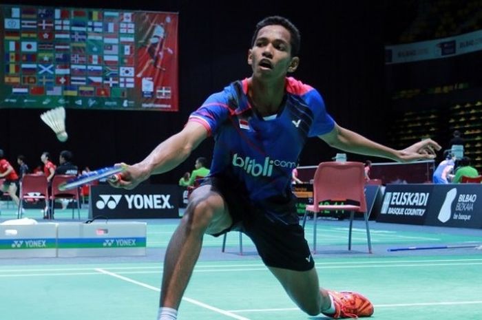 Pebulu tangkis tunggal putra nasional, Chico Aura Dwi Wardoyo, sedang mengembalikan kok saat menghadapi Pachaarapol Nipornram (Thailand). Chico menang 13-21, 21-15, 21-15, pada laga babak ketiga Kejuaraan Dunia Junior yang berlangsung di Bilbao Arena, Jumat (11/11/2016) WIB.