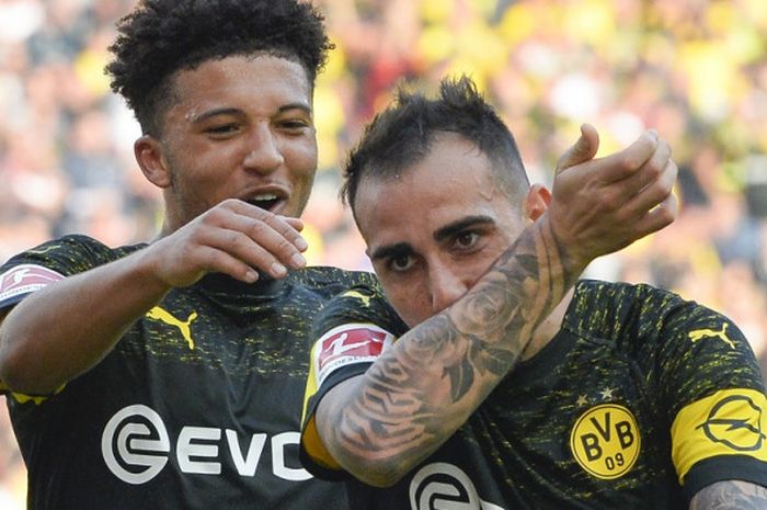 Dua penyerang Borussia Dortmund, Paco Alcacer (depan) dan Jadon Sancho, merayakan gol pada pertandingan Liga Jerman melawan Stuttgart, 20 Oktober 2018.