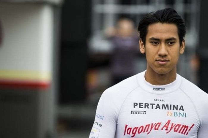 Pebalap Pertamina Campos Racing yang didukung Jagonya Ayam KFC Indonesia, Sean Gelael, sedang berjalan seusai menjalani sesi kualifikasi GP2 Jerman di Hockenheimring, Jumat (29/7/2016).