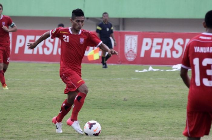 Striker Andrid Wibawa (tengah) sudah kembali dalam latihan rutin Persis sebelum libur lebaran di Stadion Manahan, Solo, pertengahan Juni 2016. 